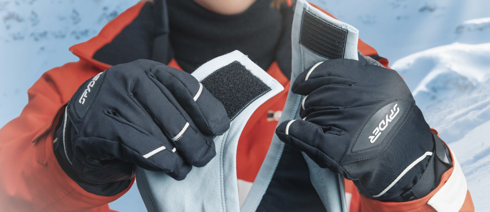 Nahaufnahme: Person mit Handschuhen schließt HeiQ Filter Bandana goSnow mit Klettverschluss.