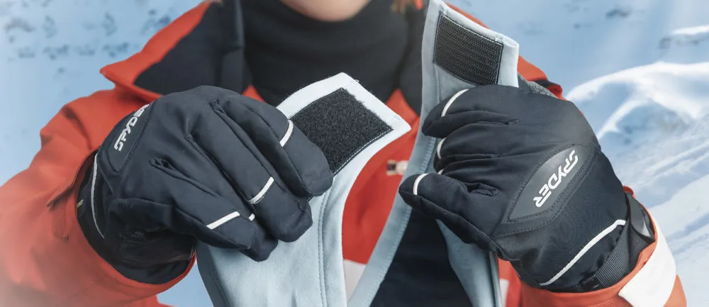 Nahaufnahme: Person mit Handschuhen schließt HeiQ Filter Bandana goSnow mit Klettverschluss.