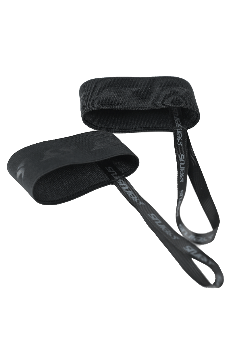 Zwei schwarze Comfort Leash Handschuh-Leinen, bestehend aus elastischem Band mit Logo und Schlaufe, isoliert auf Weiß.