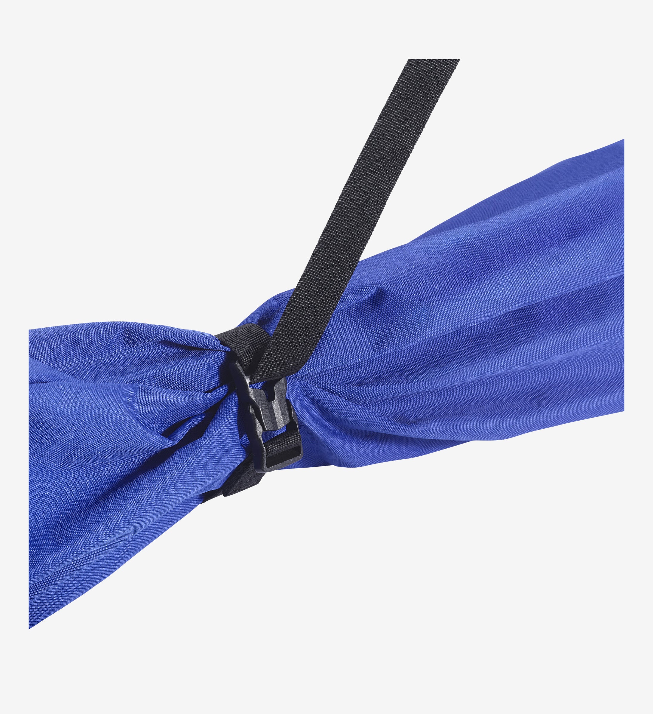 Gros plan sur le sac à skis : tissu bleu, sangle et boucle noires. Détail de la fixation sur le sac à skis.