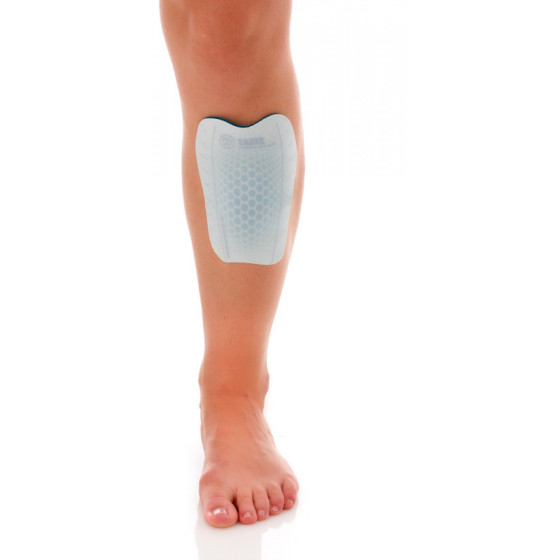 Sidas Schienbein Pad Auf einem Bein ist ein Sidas Shin Gel Pad angebracht, das Schienbein Schutz bietet.
