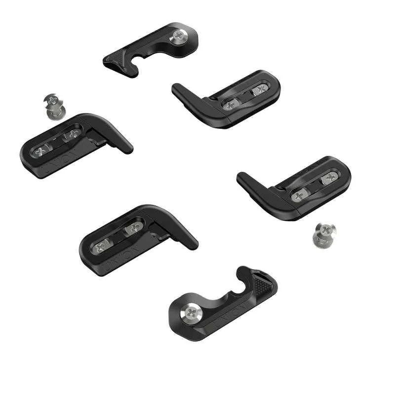 Clips et crochets noirs Union pour inserts Integrated Board avec vis sur fond blanc.