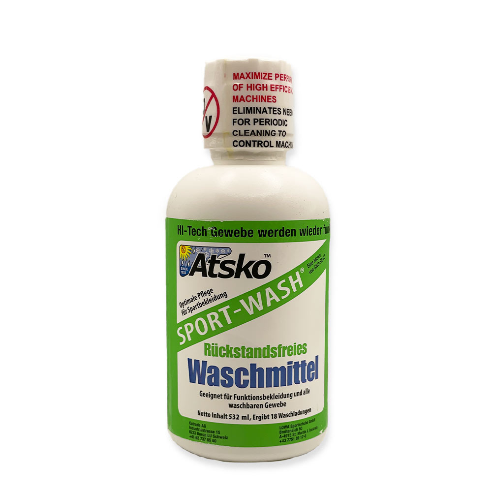 Weiße Flasche Sport-Wash mit grünem Etikett, das die Aufschrift "Rückstandsfreies Waschmittel" zeigt.