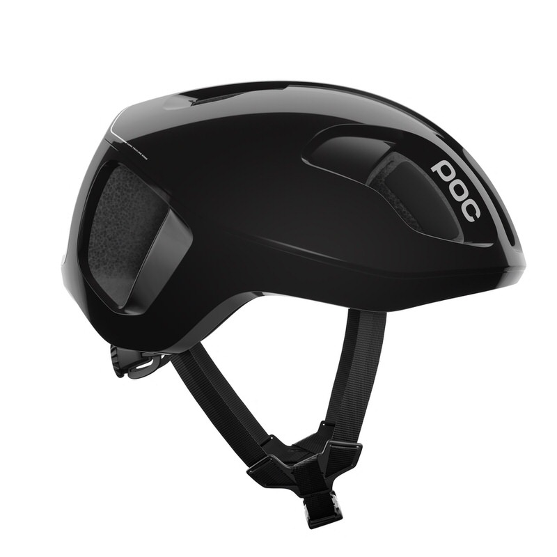 Un casque de vélo POC Ventral MIPS noir est visible de face en biais sur un fond blanc.