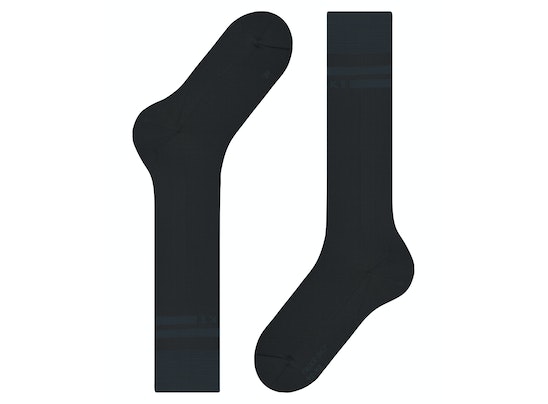 FALKE SK7 Kniestrümpfe Zwei schwarze FALKE SK7 Race Skiing Kniestrümpfe, eine gefaltet, eine gestreckt mit Streifen.