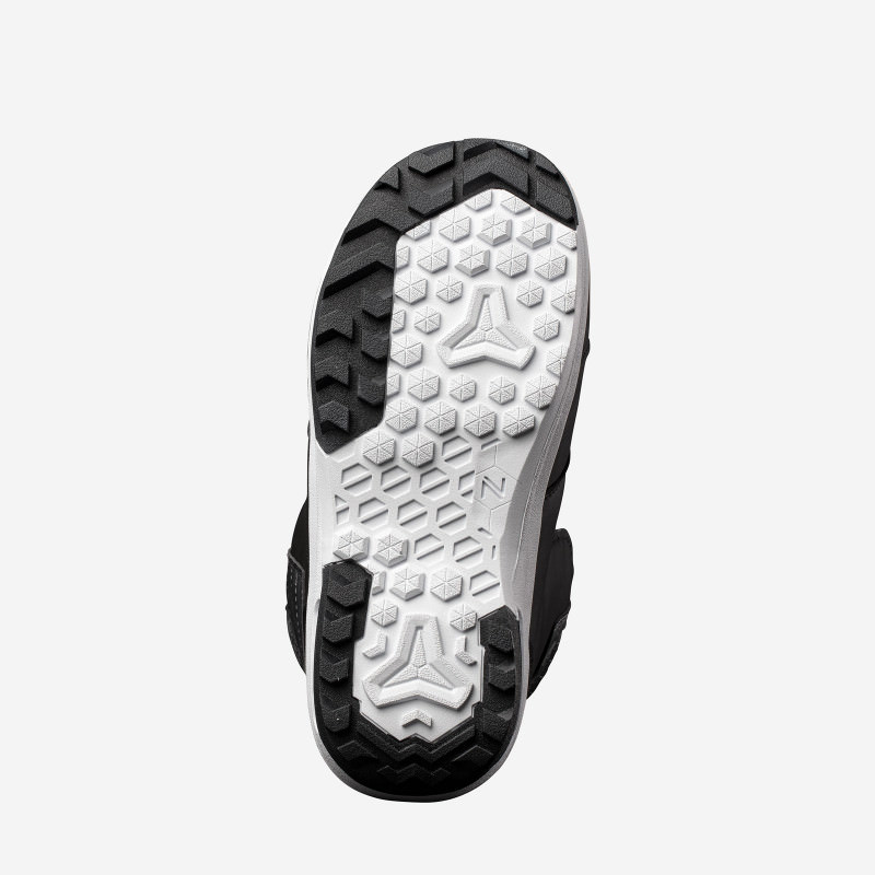 Schwarzer Nidecker Onyx Snowboard Boot für Damen, Detailaufnahme der Sohle mit schwarzem Rand und weißem Sechseckmuster.