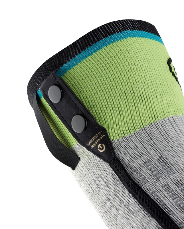 Detailaufnahme einer Sidas Ski Heat Race S.E.T. Socke in Grau und Grün mit Knopfverschluss.