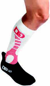 Fuß mit weißem, pink gemusterten Strumpf, der in einem schwarzen Neopren Footcover steckt.