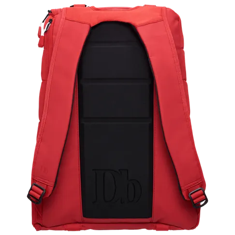 Rückansicht des roten "The Base 15L" Rucksacks mit schwarzen Polstern und Schultergurten.