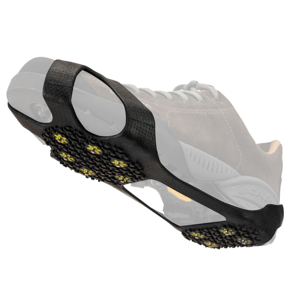 Nahaufnahme einer Nortec Street Schuhkralle, die an einem Schuh befestigt ist. Die Stahlspitzen sind gut sichtbar.