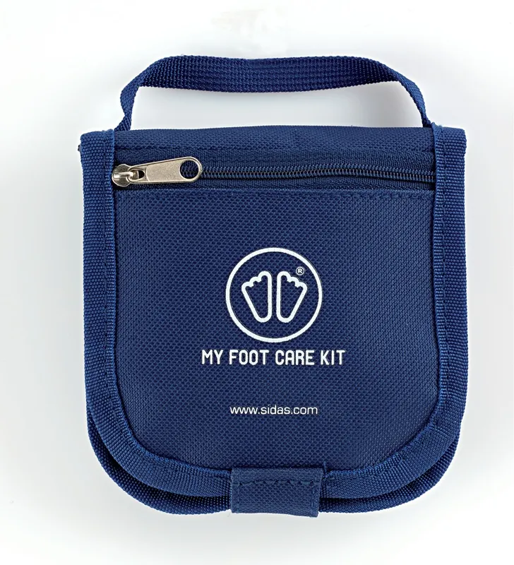 Kit bleu Sidas Foot Care avec dragonne, fermeture éclair et logo pied. Kit compact pour les déplacements.