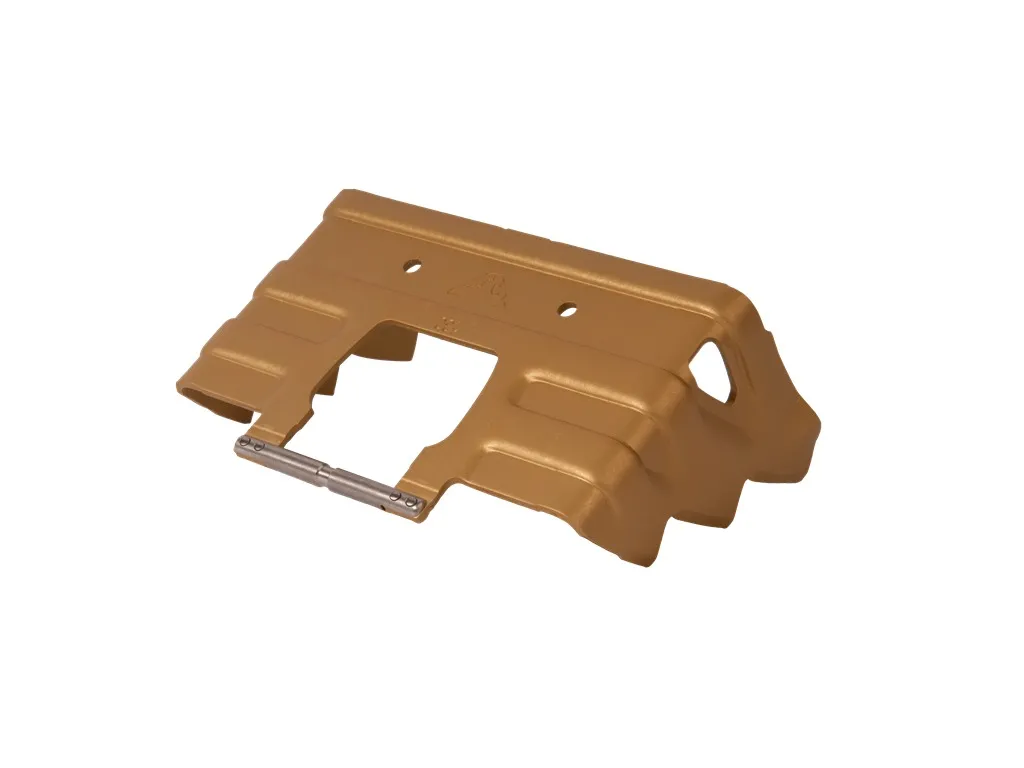 Couteaux dorés Dynafit 130mm avec pointes et trous, accessoires pour le ski de randonnée sur glace, isolés sur blanc.
