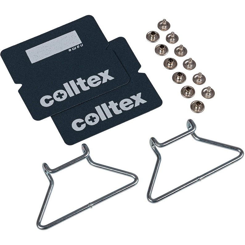 Zwei Colltex Fellbügel, zwei Karten mit Colltex Logo und silberne Nieten auf weißem Grund.