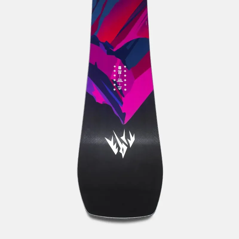 Snowboard Jones Airheart 2.0 : design graphique avec des montagnes en rose, violet et bleu sur fond noir.