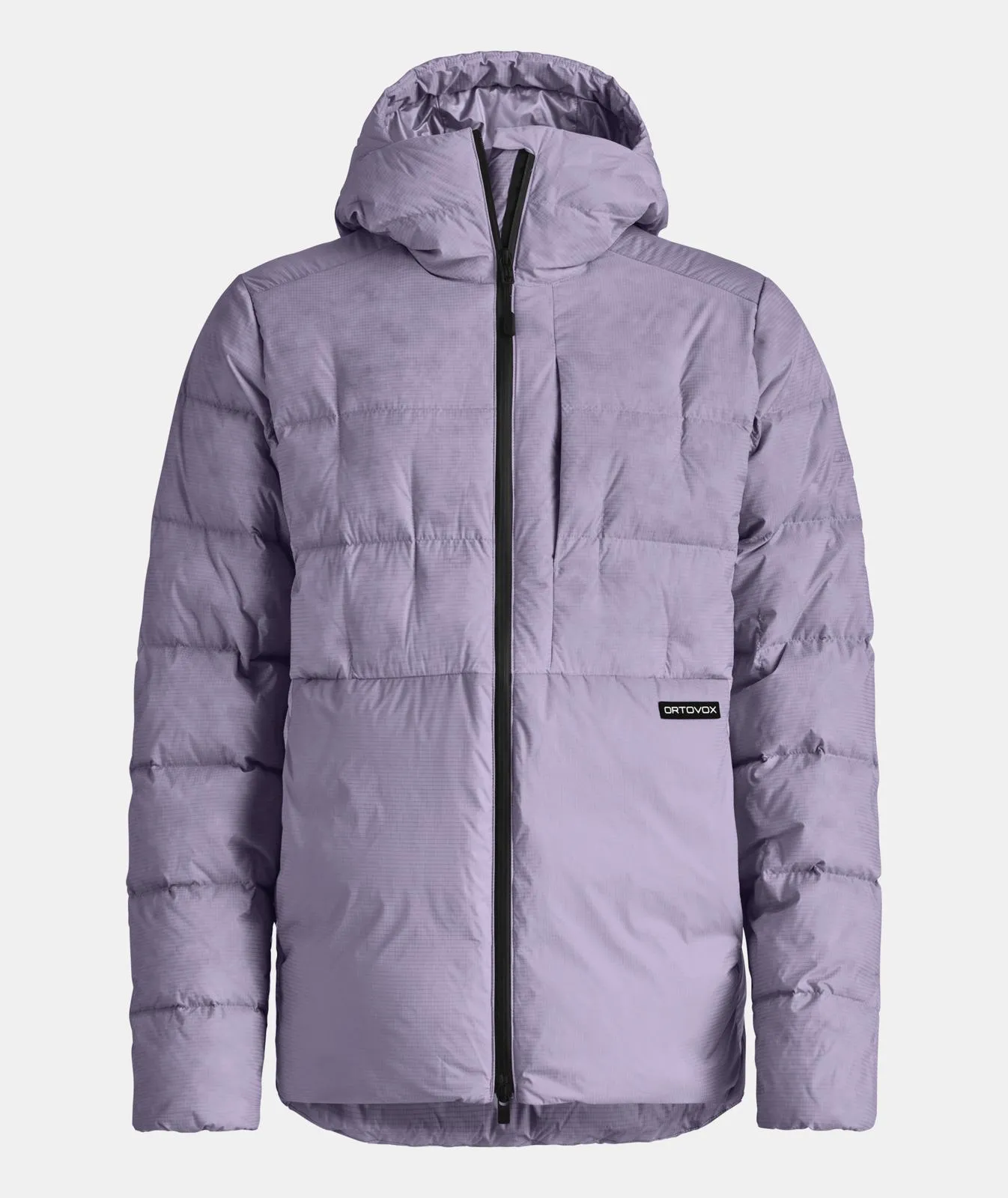 Piumino viola con cappuccio e zip nera a tutta lunghezza su sfondo bianco.