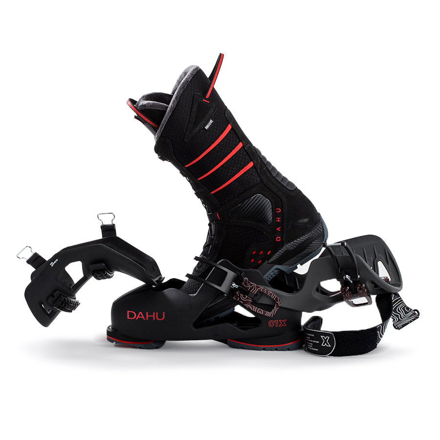 Dahu Chaussure de ski Ecorce 01X Dahu Chaussure de ski Ecorce 01X en noir et rouge, ouverte avec chausson séparé et fermetures.
