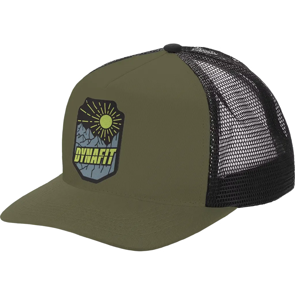 Olivegrüne Cap mit schwarzem Netz hinten und einem Aufnäher mit Gebirgslandschaft und gelber Sonne. Der Schriftzug Dynafit ist aufgenäht.