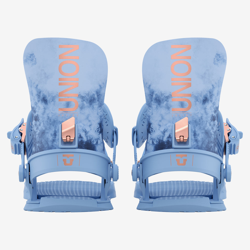 Zwei hellblaue Snowboardbindungen mit "UNION"-Aufschrift und Kupferakzenten, vor einem weißen Hintergrund.