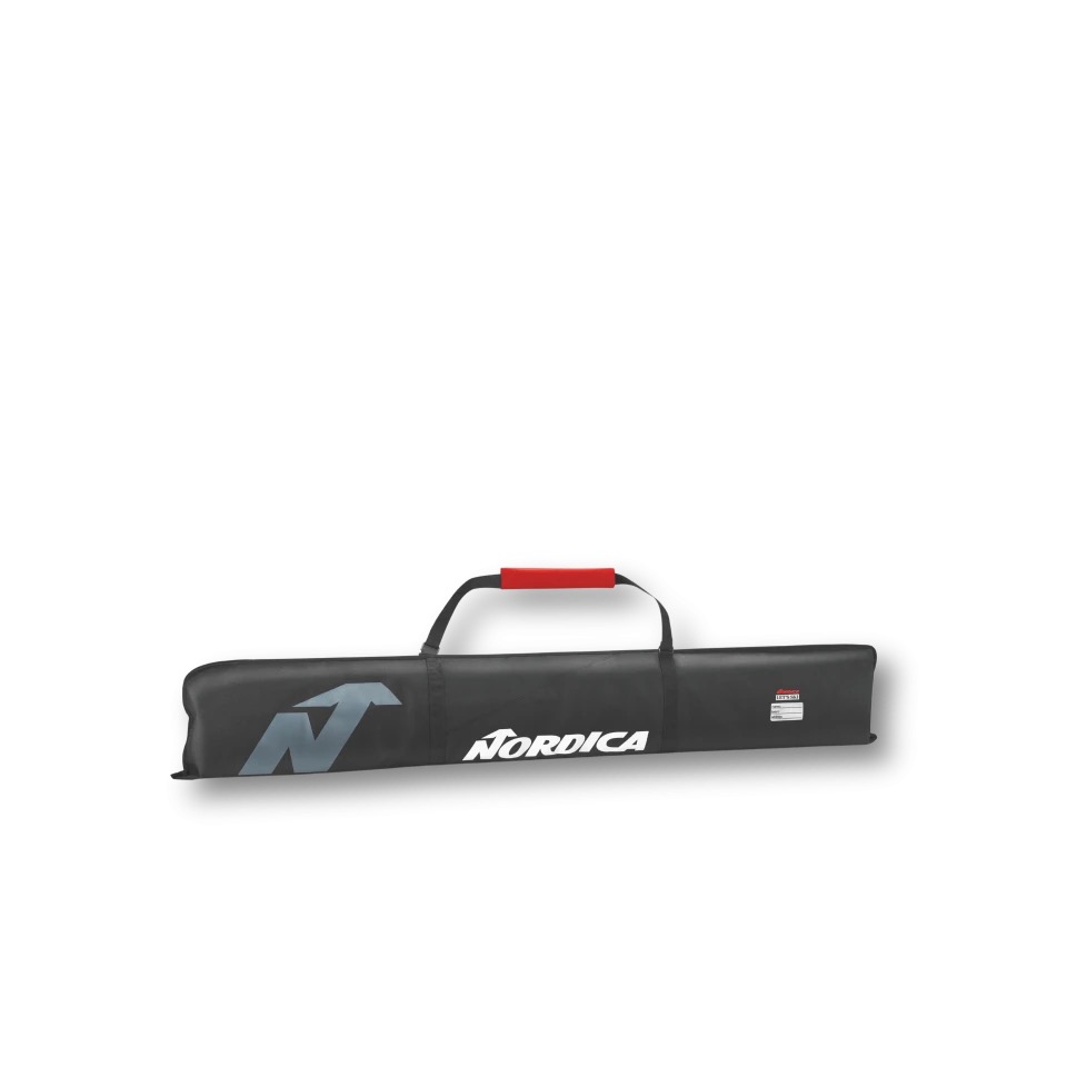 Schwarze Nordica Skibag mit Tragegriff und Logo. Die Skitasche ist ungefüllt und liegt horizontal auf weißem Untergrund.