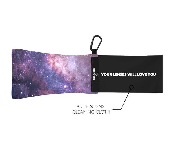 Galactic Sunnysoc: Schutzhülle für Sonnenbrillen mit Galaxie-Muster, Karabiner und integriertem Putztuch.