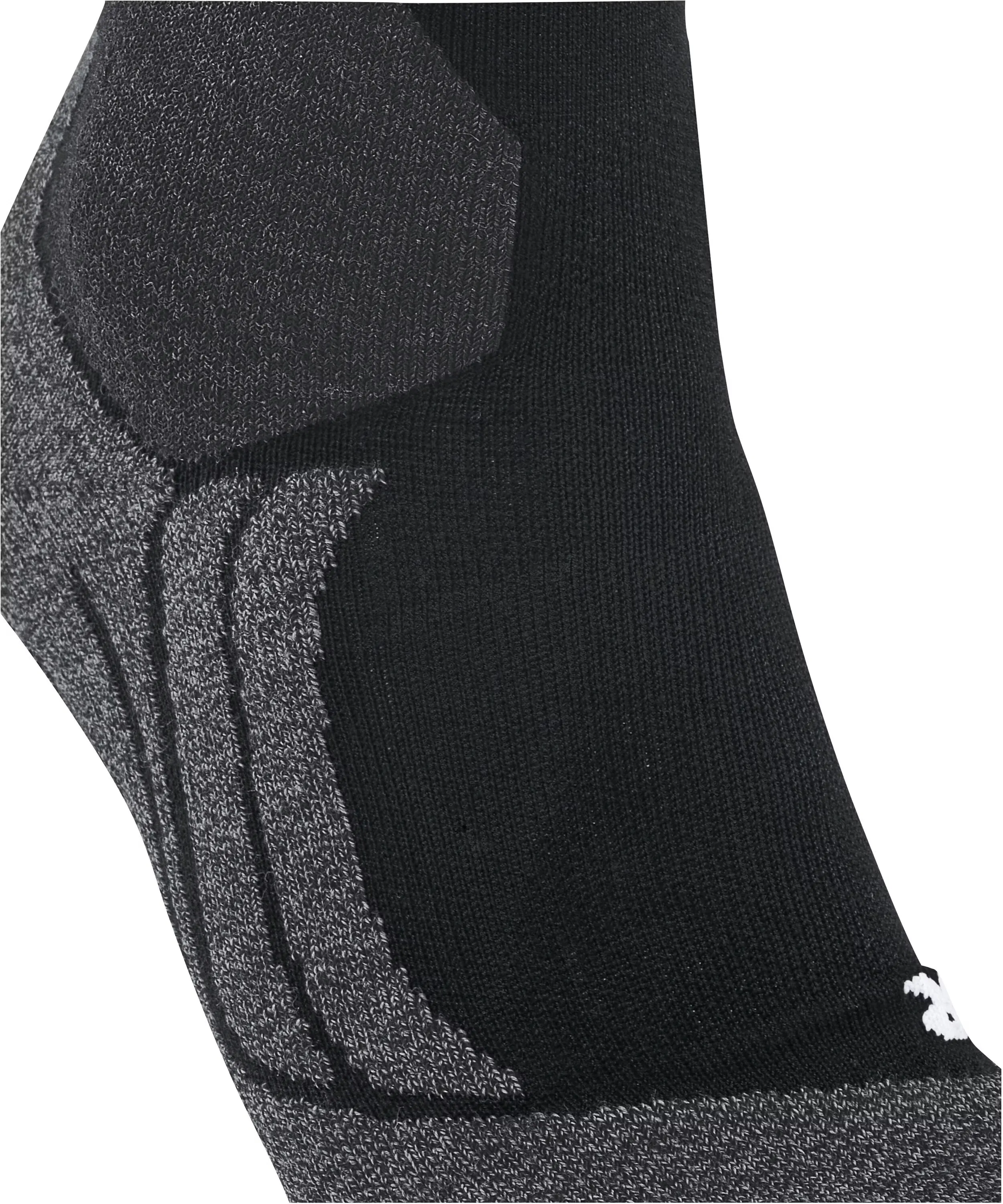 Nahaufnahme einer schwarzen Sportsocke mit strukturierten grauen Verstärkungszonen. Glattes Schwarz am Hauptteil, seitlich und oben meliertes Grau-Schwarz-Strickmuster für ergonomische Unterstützung und Belüftung. Weißes Logo unten.