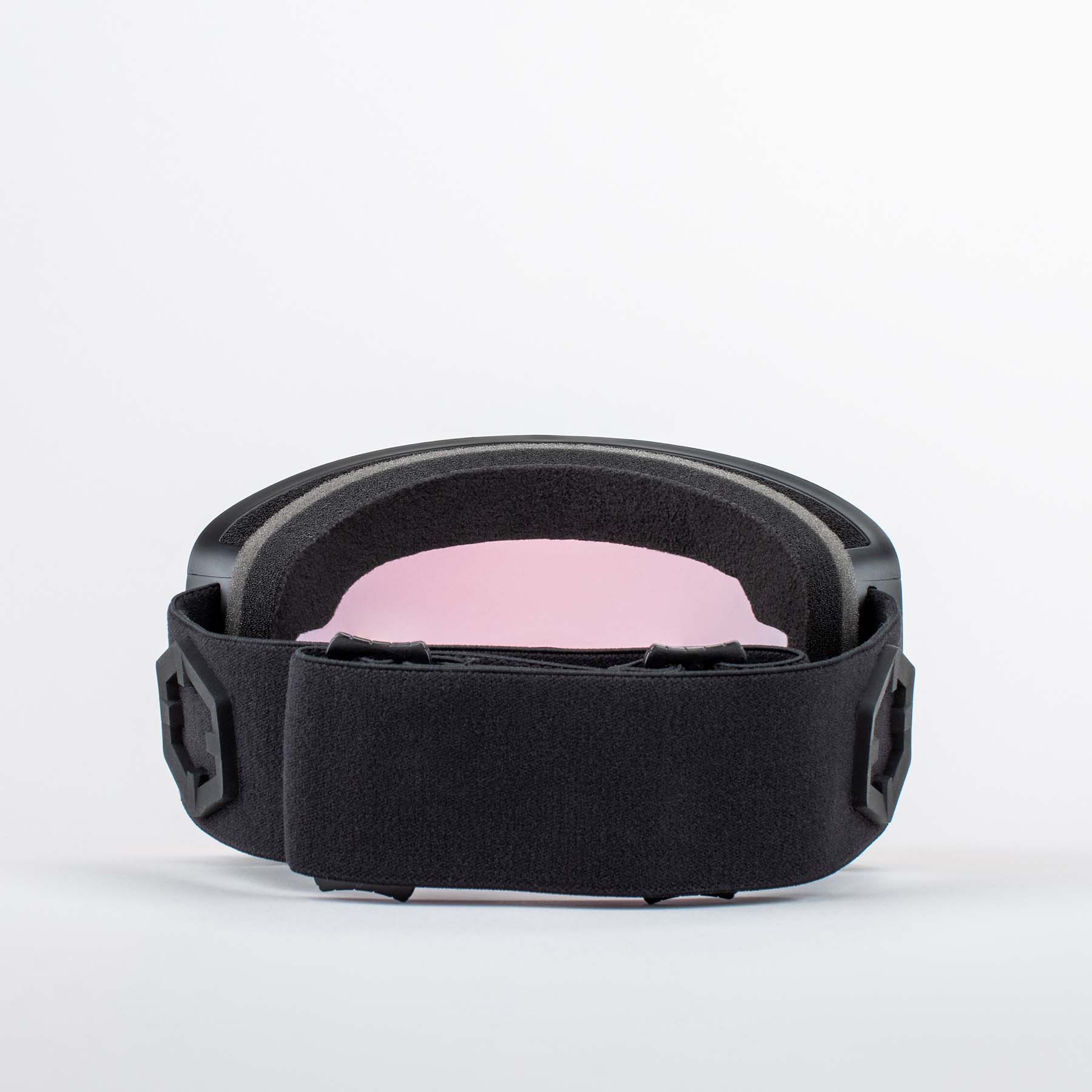 Masque de ski noir Outof Electra 2 vu de l'arrière avec lentille iridée rouge et large bandeau réglable.