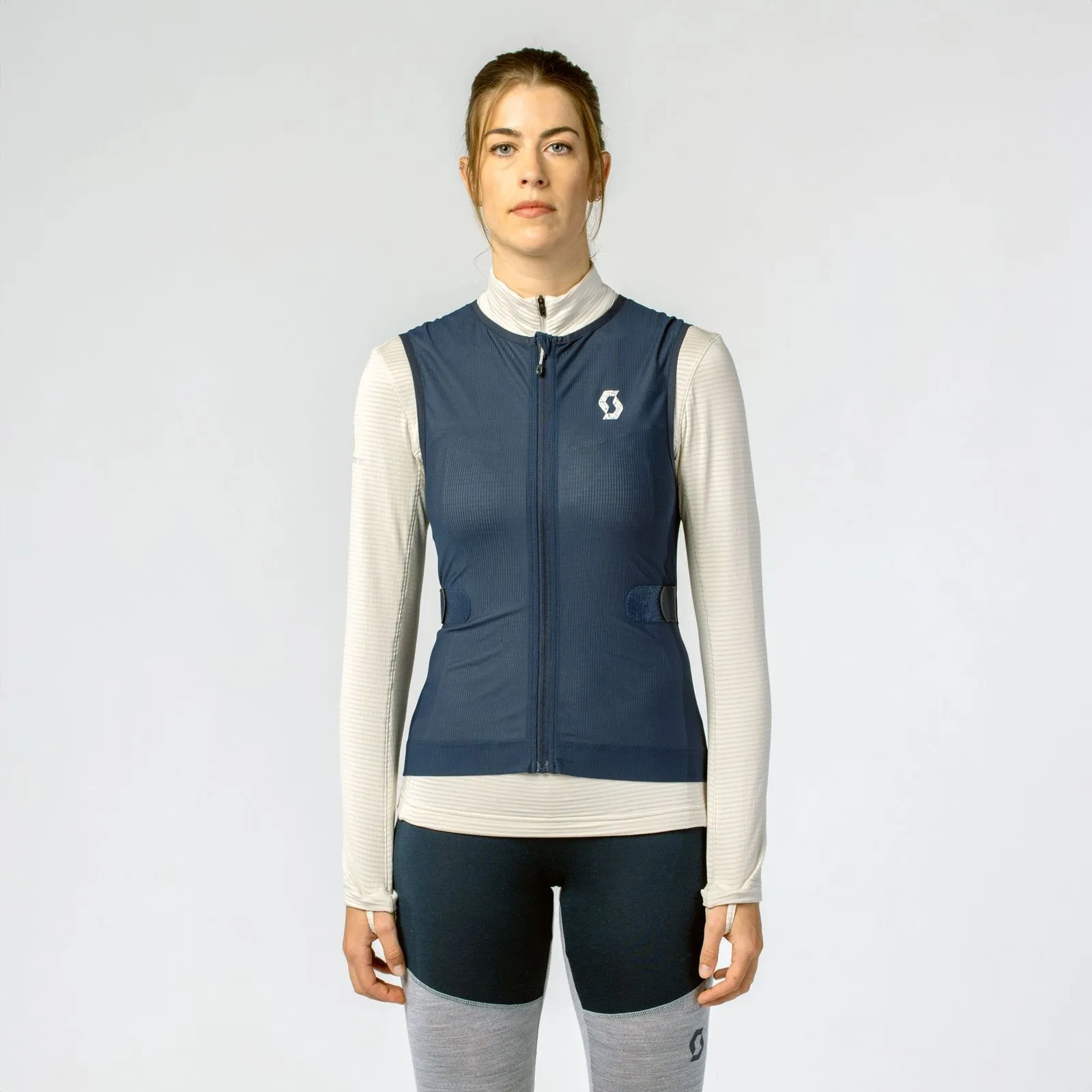 Woman with Scott Airflow vest in black/white, front view, zipper and logo visible.