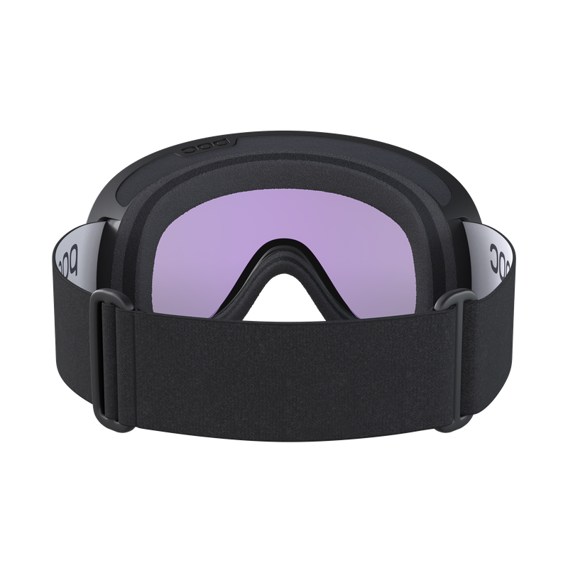 Schwarze Skibrille mit lila Gläsern und einem breiten, verstellbaren Riemen vor einem weißen Hintergrund.