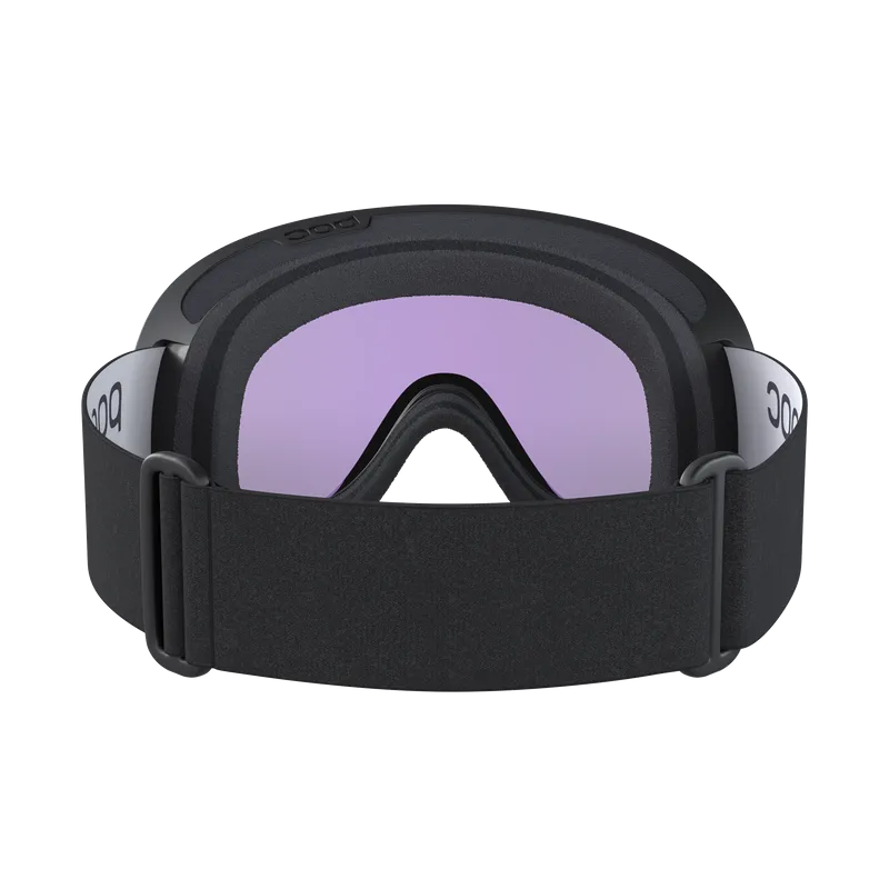 Lunettes de ski noires avec des verres violets et une large sangle réglable sur un fond blanc.