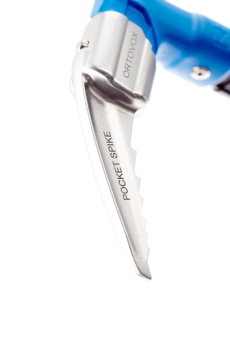 Gros plan sur un embout Ortovox PRO ALU III Pocket Spike, couleur argent avec tige bleue.