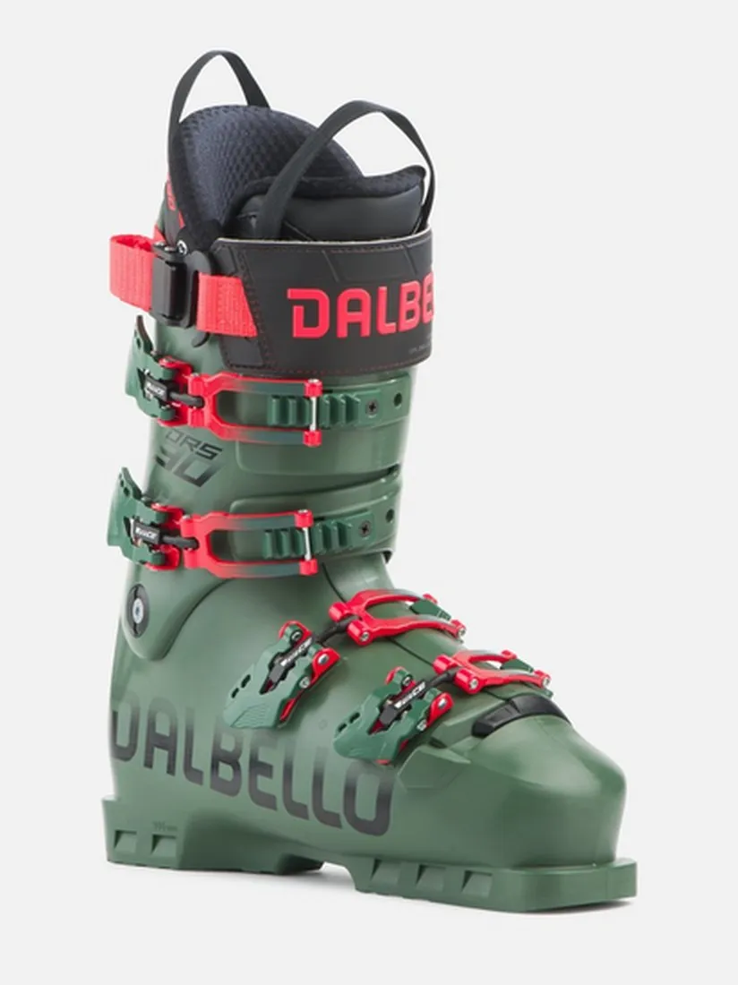 Chaussure de ski verte Dalbello avec des boucles rouges et une doublure noire, debout sur un fond blanc.