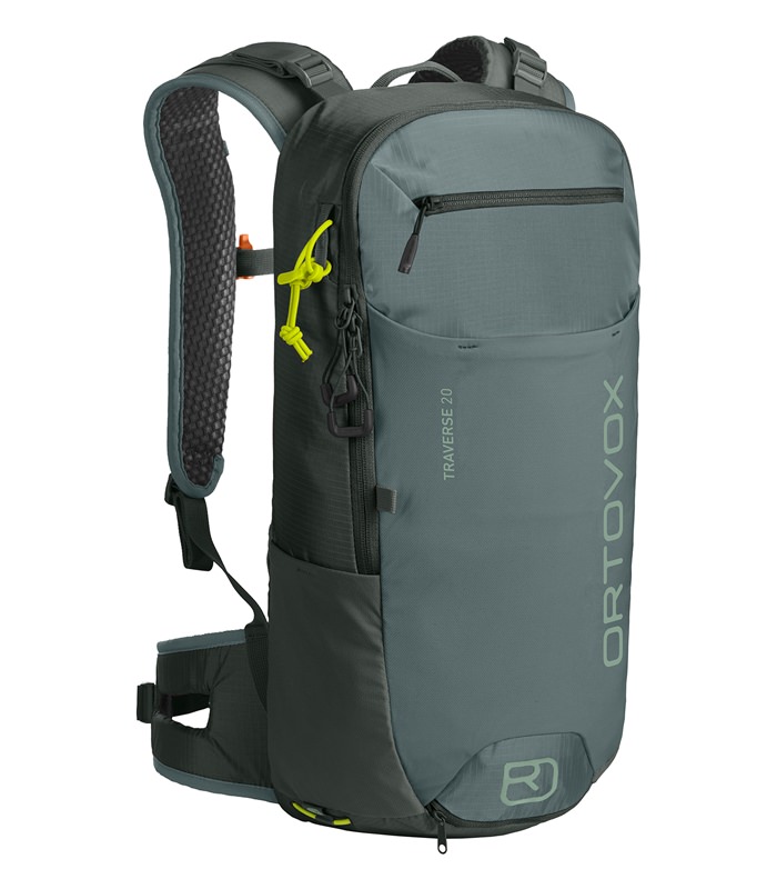 Zaino da trekking Ortovox Traverse 20 grigio verde, vista laterale, con scomparto con zip e tasche laterali elasticizzate.