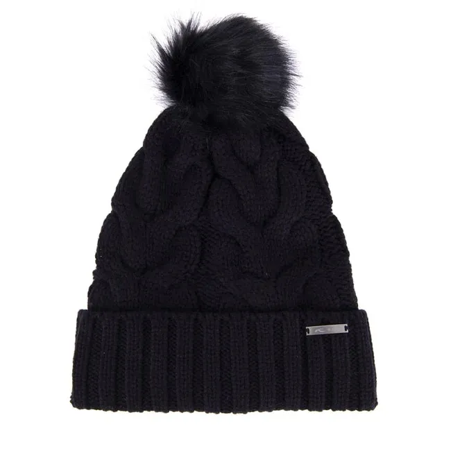 Cappello nero lavorato a maglia con motivo a cavi e grande pompon scuro. Bordo a coste sul fondo e piccolo elemento metallico rettangolare.