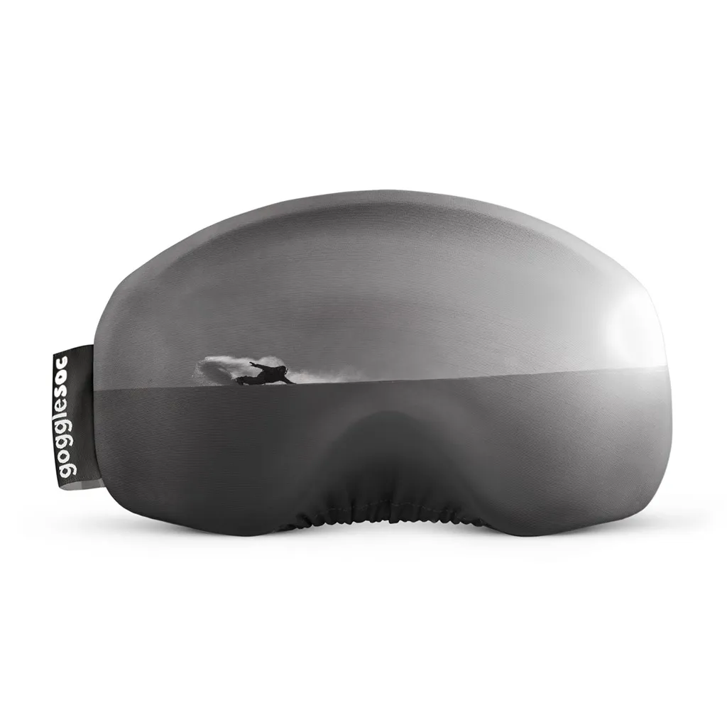 Graue Skibrille mit Aufdruck eines Snowboarders in einer verschneiten Landschaft. Carve Soc.