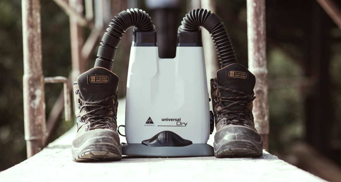 Ein Schuhtrockner "Universal Dry" mit zwei Arbeitsschuhen, die an den Schlauchanschlüssen hängen.