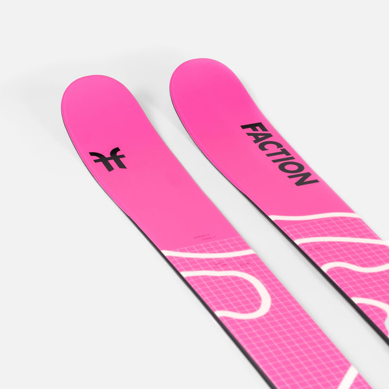 Zwei Skier, pink mit schwarzer Schrift "FACTION" und Logo, sowie weißem Gittermuster auf dem Belag, liegen auf hellem Grund.