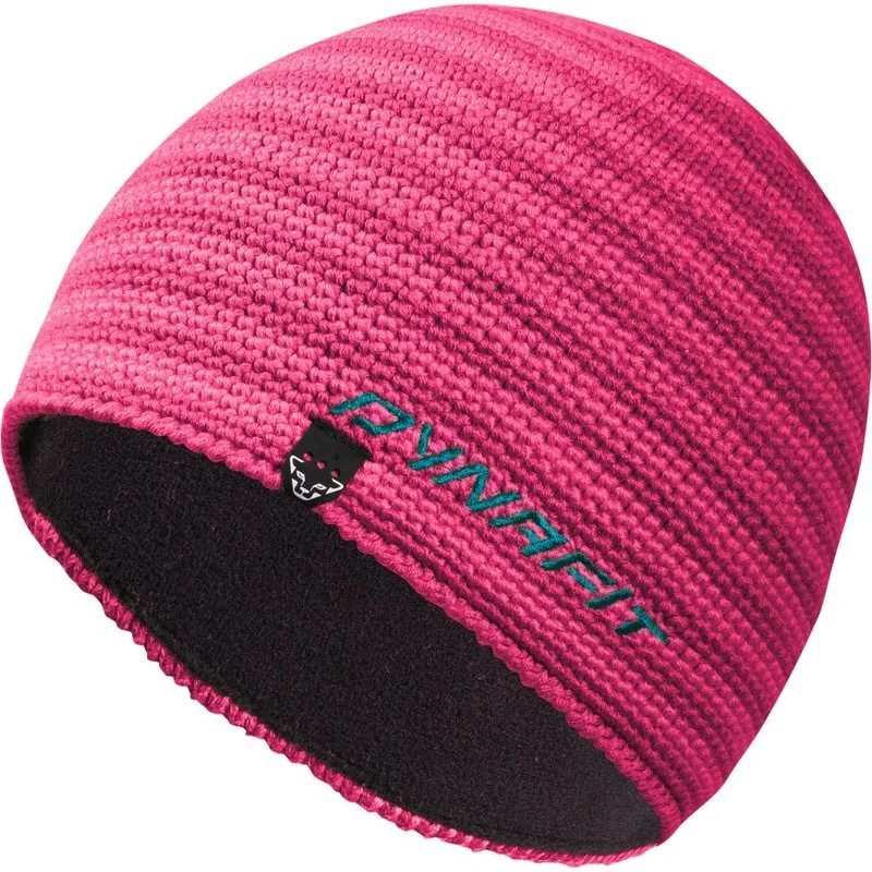 Handgestrickte, pinke Dynafit Beanie mit Fleece-Stirnband und grünem Markenlogo.