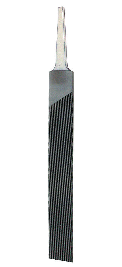 Lime à ski argentée avec manche Lime à ski étroite, argentée, rectangulaire, avec manche. La surface de la World Cup File présente de fines rainures diagonales.