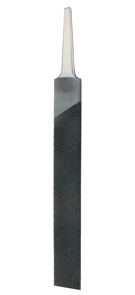 Schmale, silberne, rechteckige Skifeile mit Griff. Die Oberfläche der World Cup File hat feine, diagonale Rillen.