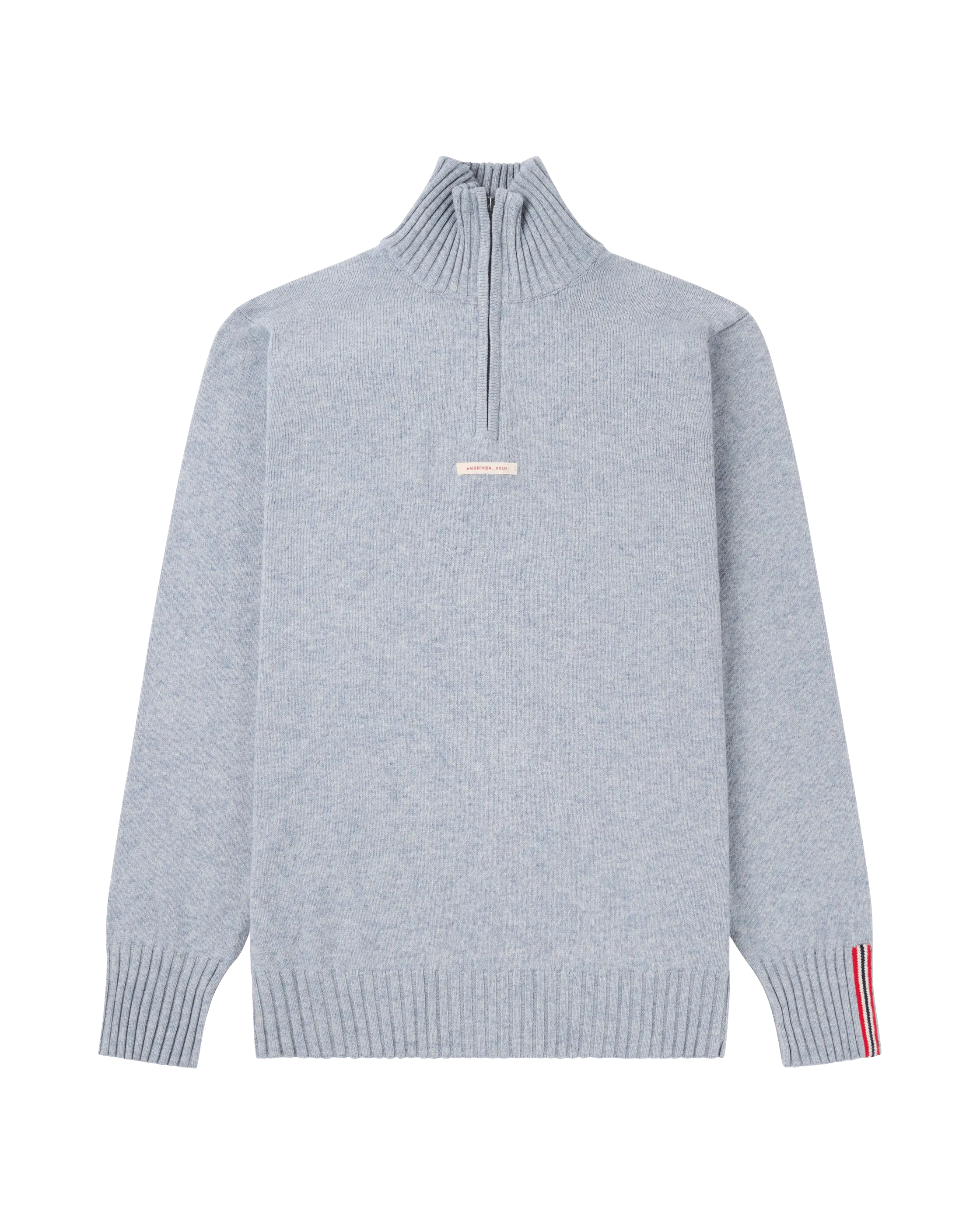 Hellblauer Strickpullover mit Reißverschluss am Kragen und einem kleinen Etikett. Drei rote und weiße Streifen am linken Ärmel.