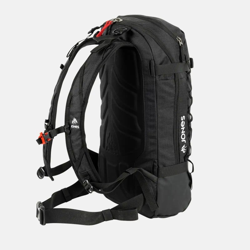 Schwarzer Jones Deeper 19L Backpack von der Seite mit Schultergurten und Rückenpanel. Markenlogo sichtbar.