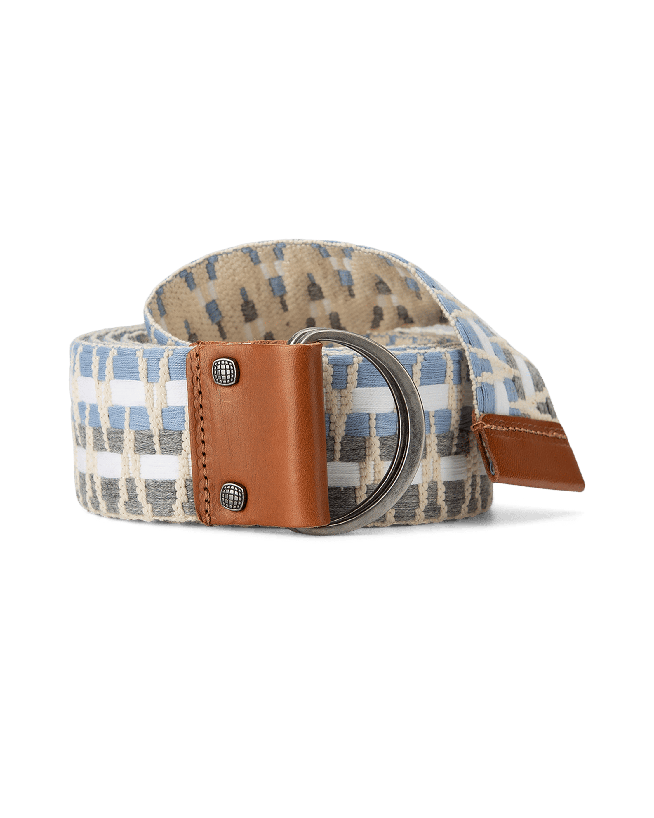 Gürtel mit blau-weißem Muster, braunen Lederakzenten und doppelter Metallschnalle liegt gerollt auf hellem Grund.