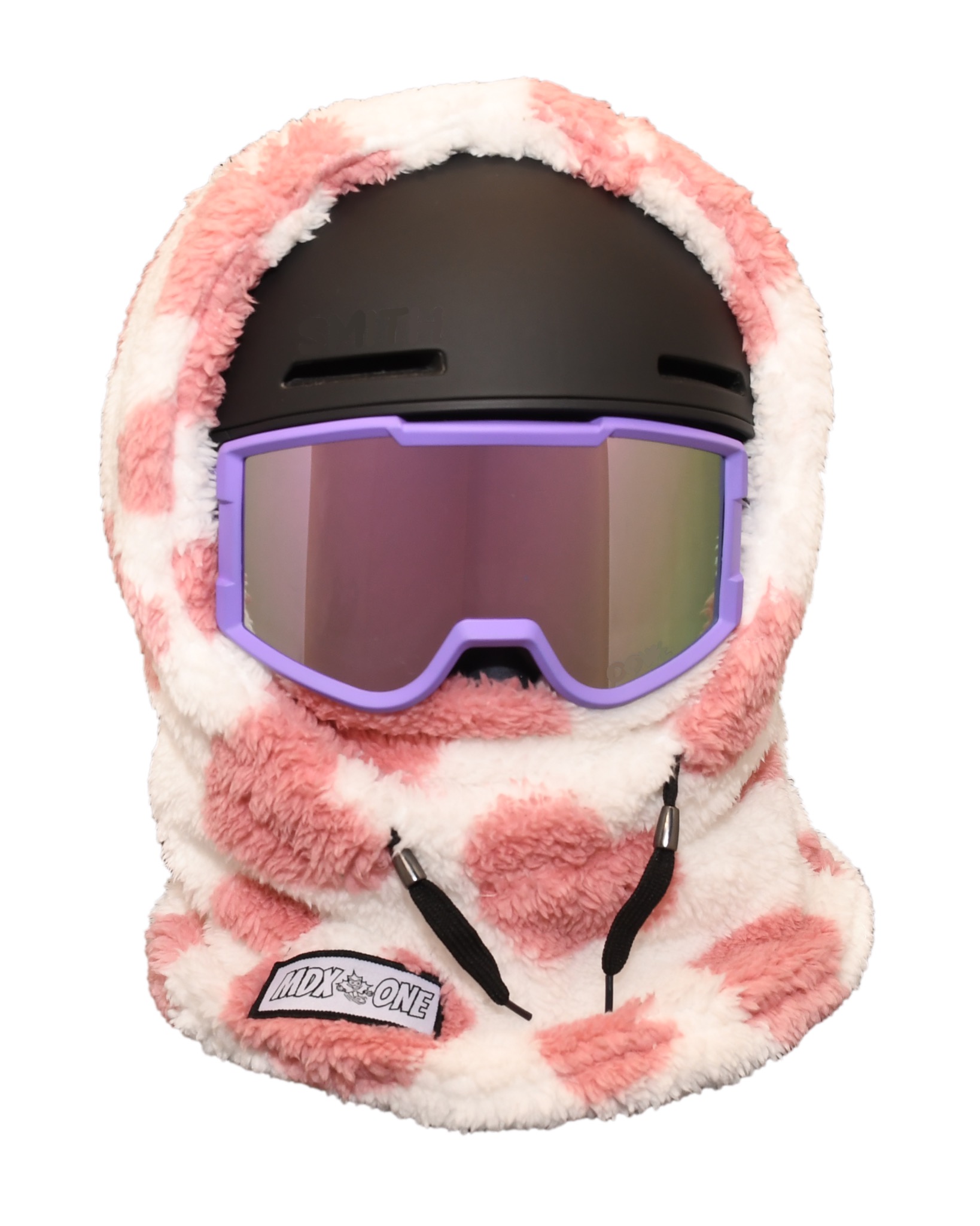 Cagoule douillette enfant en peluche moelleuse blanche et rose, avec motifs de cœurs irréguliers, portée sur un casque de ski noir et des lunettes de ski violettes à verres miroirs. Couvre tête, cou et bas du visage.