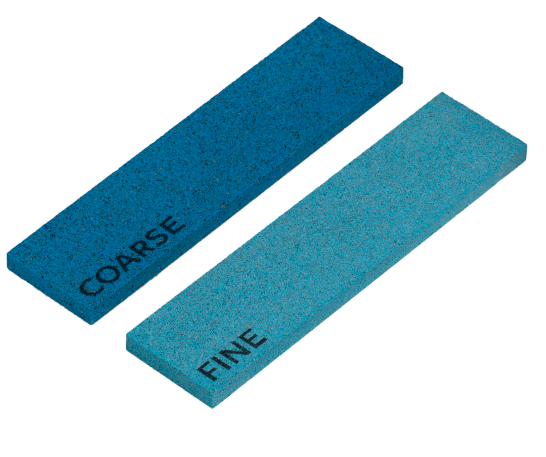 Zwei Schleifsteine, einer in dunklem, einer in hellem Blauton, beschriftet mit "COARSE" und "FINE".
