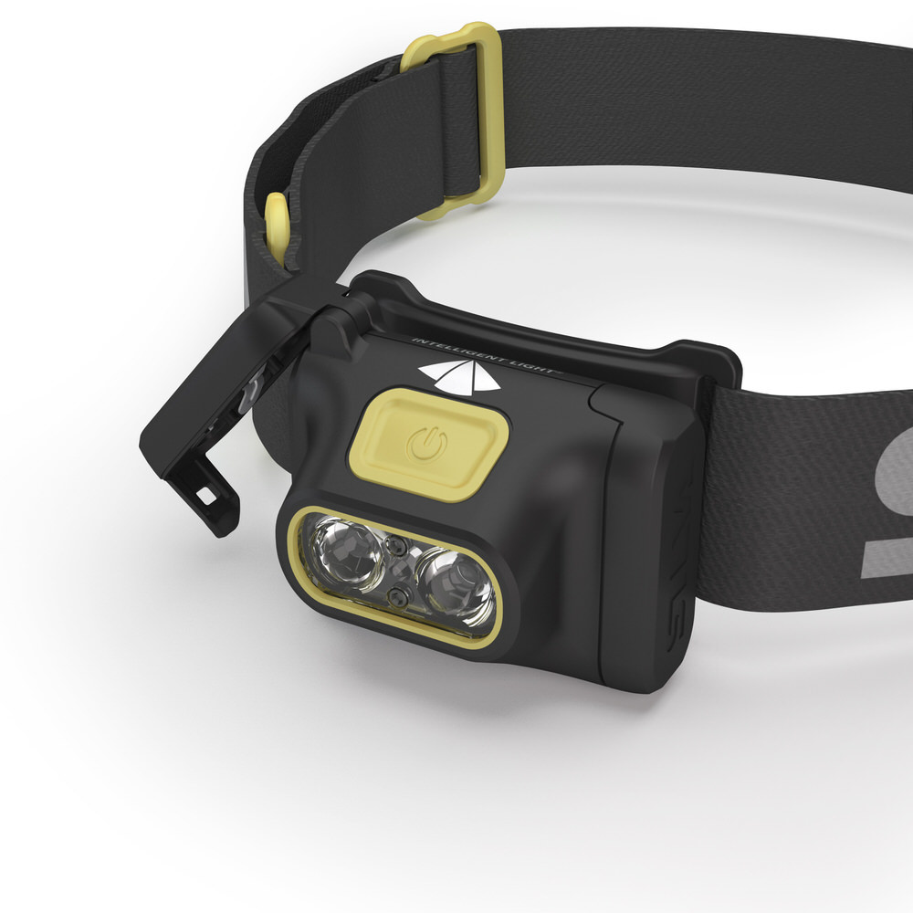 Gros plan sur la lampe frontale noire Silva Scout 3 avec des accents jaunes sur un fond blanc.