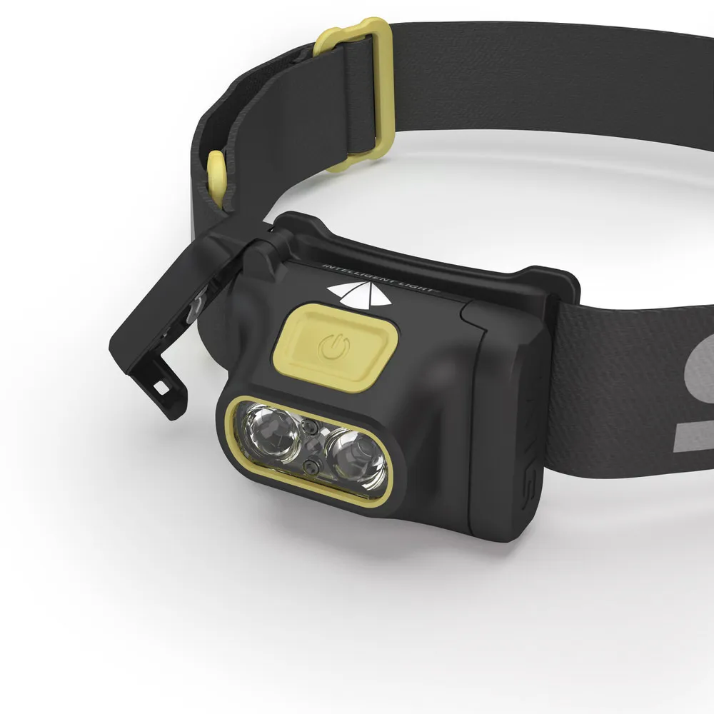 Nahaufnahme der schwarzen Silva Scout 3 Stirnlampe mit gelben Akzenten auf weißem Hintergrund.