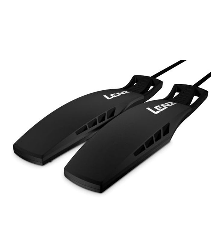 Zwei schwarze Schuhheizungselemente der Marke Lenz mit Kabel auf weißem Hintergrund.