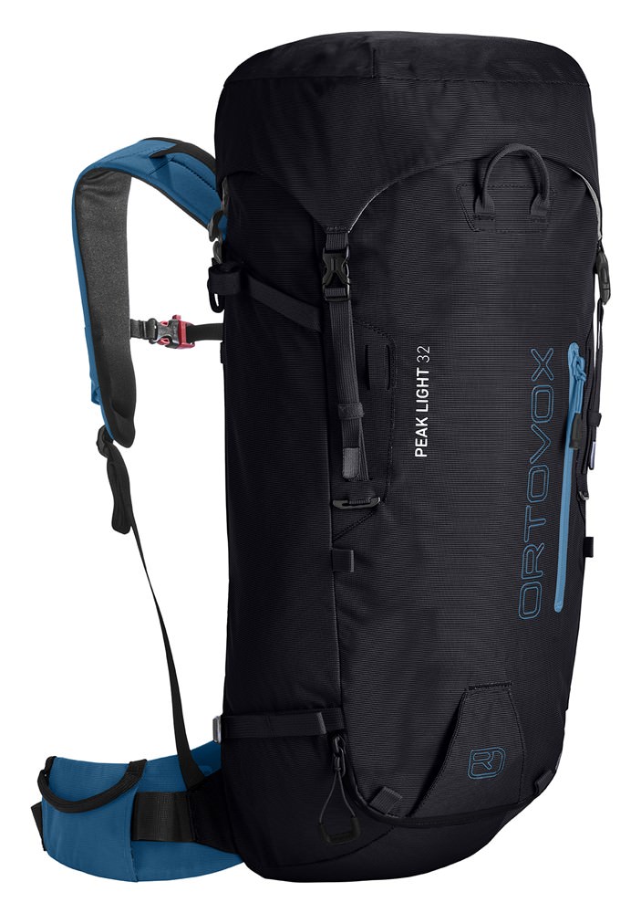Schwarzer Ortovox Peak Light 32 Rucksack mit blauen Akzenten, seitlicher Aufschrift und Tragegurten.