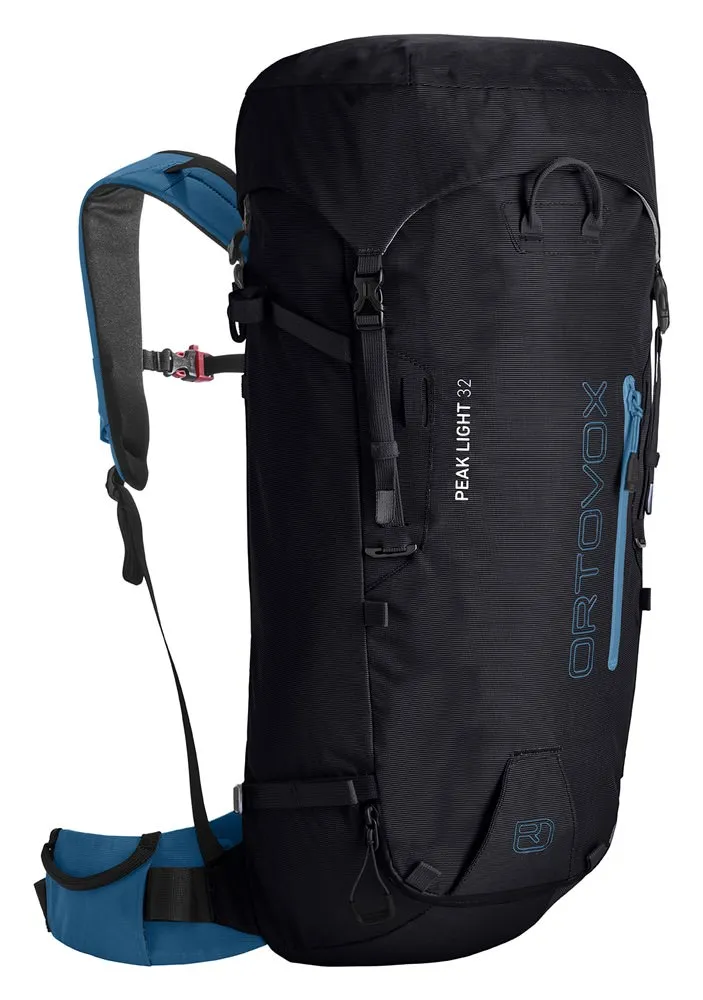 Zaino Ortovox Peak Light 32 nero con accenti blu, etichettatura laterale e cinghie di trasporto.