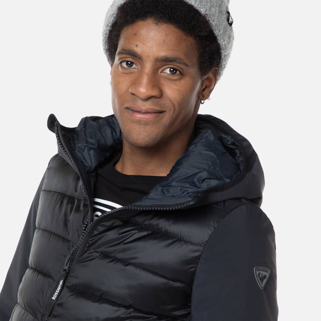 Rossignol Hoodie für Männer Mann mit Mütze trägt Rossignol Stretch Quilt Hoodie JKT in Schwarz.